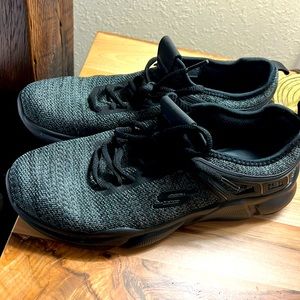 Sketchers tennis shoes size 8